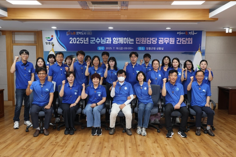 사진설명 = 김성 장흥군수 ‘소통과 공감’ 민원업무 일일체험 나서