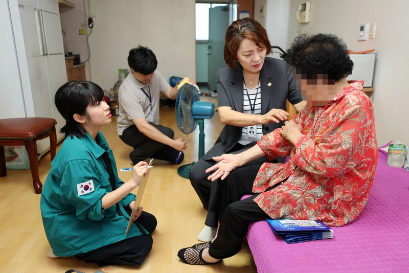 사진설명 = 송정2동 건강 취약계층 안부 살핌 사진