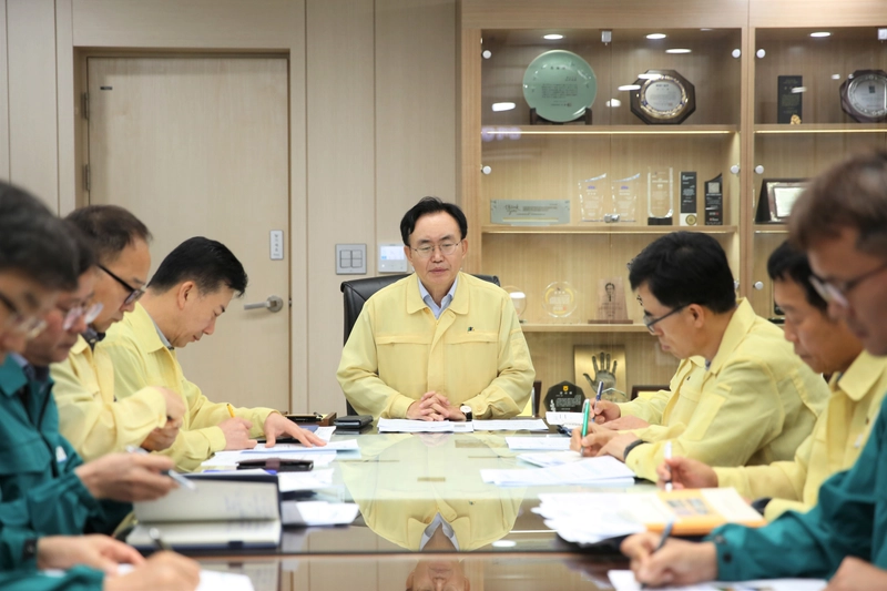 사진설명 = 윤병태 시장이 긴급 비상대책 회의를 소집하고 피해 현황을 점검했다