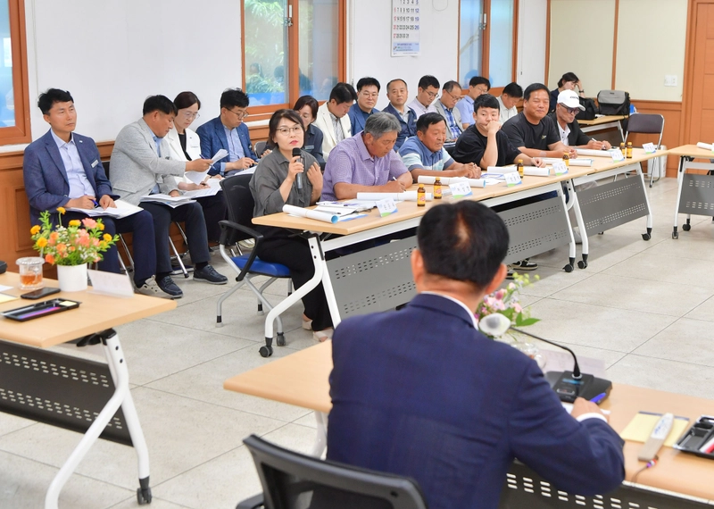 사진설명 = 14일부터 시작된 '이장과의 소통간담회'에서 김한종 장성군수가 발언 내용을 경청하고 있다.