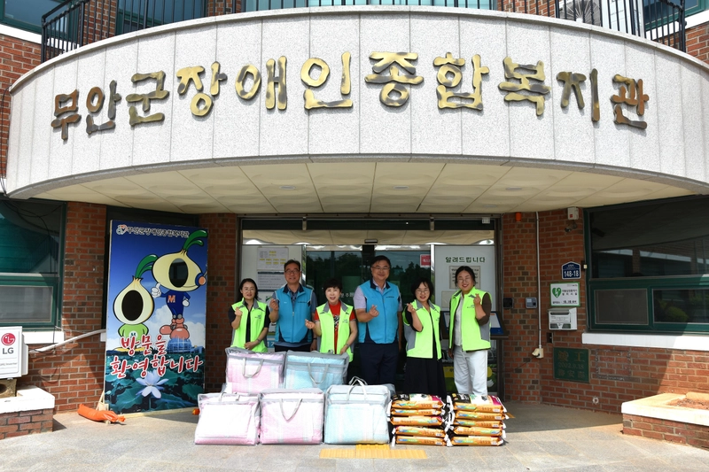 사진설명 = 기탁받은 물품과 기념촬영을 하는 모습