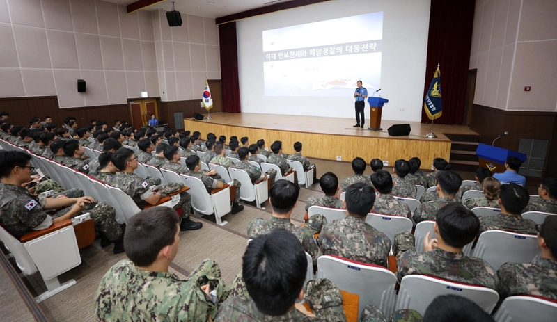사진설명 = 해군사관생도 3학년 160여명이 서해해경청에 방문해, 이명준 청장이 특강을 하고 있다