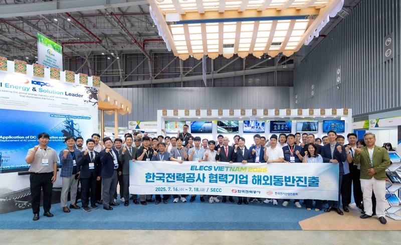 사진설명 = 홍보관에서 참여사와 기념사진