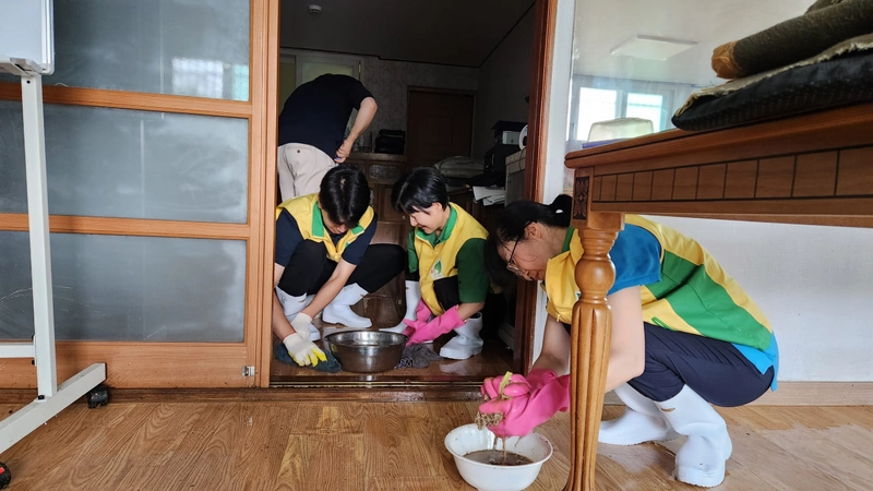 사진설명 = 지난 18일 신천지자원봉사단 광주지부 봉사자들이 광주시 북구 용호마을회관을 청소하고 있다.