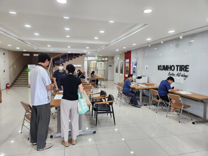 사진설명 = 지난달 24일 오후 금호타이어 광주공장 복지동 1층에 마련된 접수처에서 시민들이 보상을 접수하고 있다.