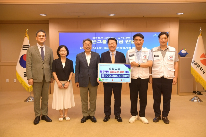 사진설명 = 강기정 광주광역시장이 24일 오후 시청 비즈니스룸에서 조억헌 호반그룹 부회장으로부터 집중 호우피해 복구 및 이재민 지원을 위한 기부금을 전달 받은 후 기념촬영을 하고 있다. /광주광역시 제공
