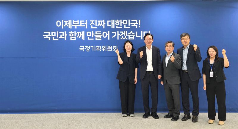 사진설명 = 윤병태 시장(왼쪽 두 번째)과 공직자들이 국정기획위원회를 방문해 지역 핵심 현안 국정과제 반영을 건의했다.  (사진제공-나주시)