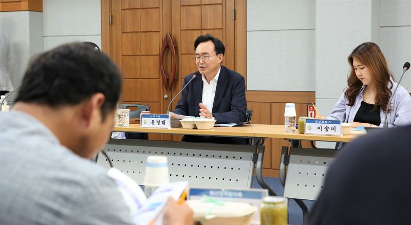 사진설명 = 나주시가 광주전남 최초로 청년 활력소득 지원사업을 추진한다. 사진은 청년 소통 간담회 모습.  (사진제공-나주시)