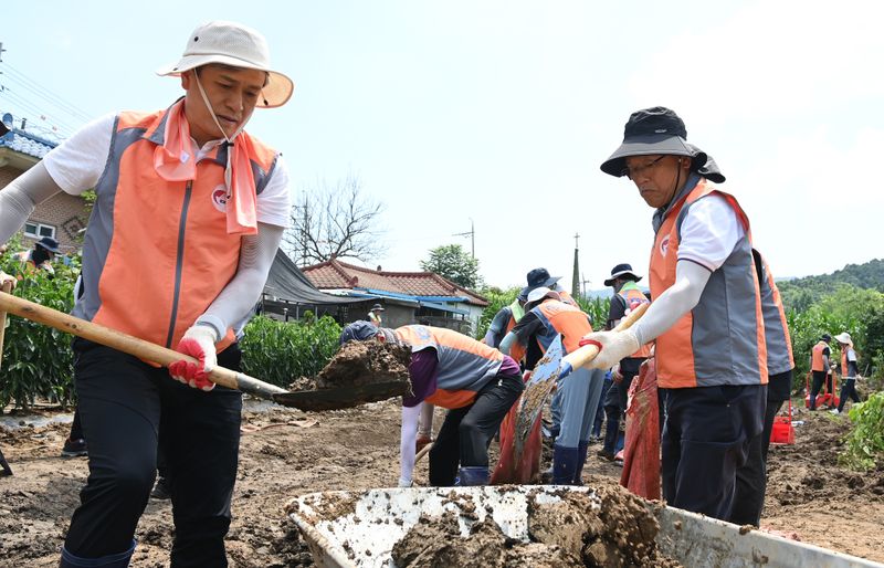 사진설명 = 경기도 가평 봉사활동(우측 - 김동철 한전사장. 좌측 - 최철호 전력노조위원장)