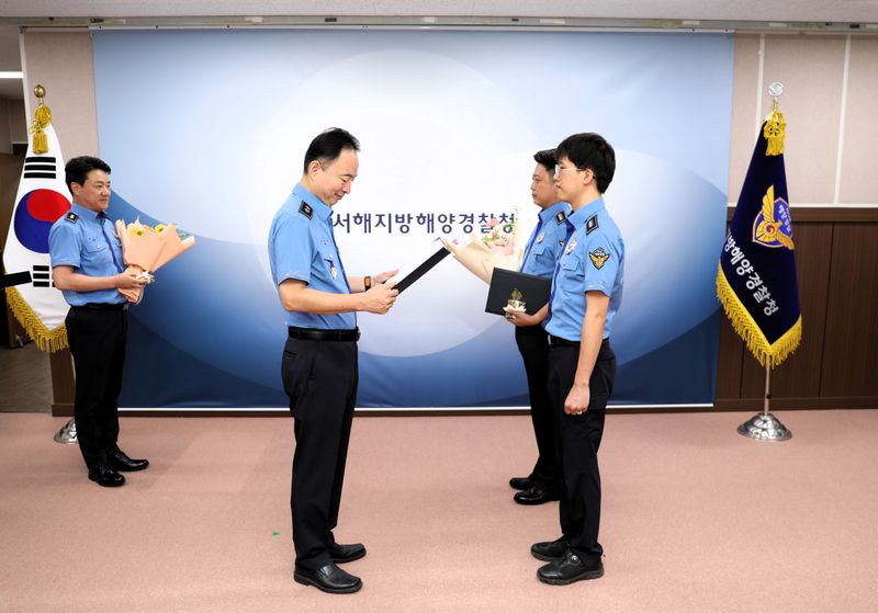 사진설명 = 서해해경청, AI 경진대회 우수 선발자 시상