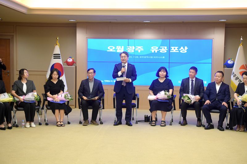 사진설명 = 강기정 광주광역시장은 28일 시청 비즈니스룸에서 열린 ‘2025 오월광주 유공자 포상식’에 참석해 제45주년 5·18민주화운동 기념행사 성공 개최에 기여한 유공자와 단체를 표창하고, 참석자들과 소회를 나누고 있다./광주광역시 제공 