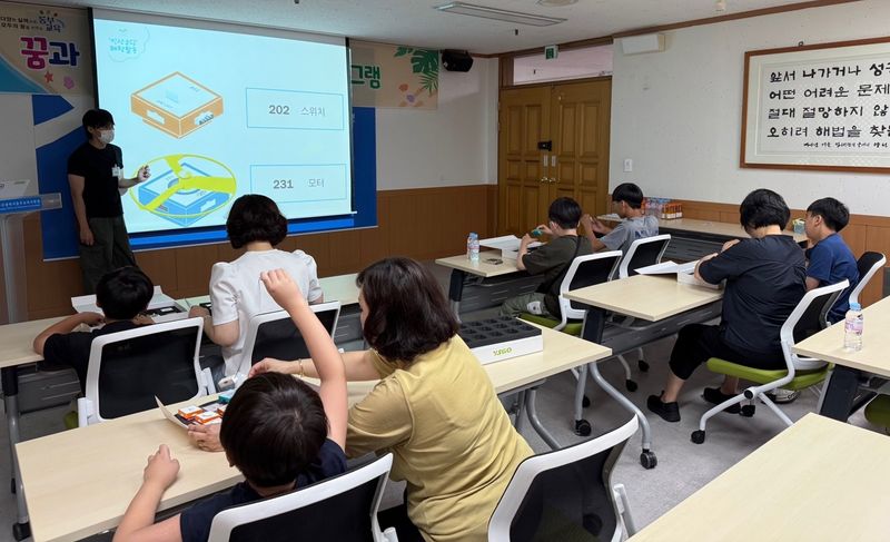 사진설명 = 광주동부교육지원청, ‘여름방학 프로그램’ 운영 - loT센서보드 수업 장면