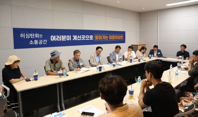 사진설명 = 윤병태 시장이 송월동 자이아파트를 찾아 마을좌담회를 진행했다.  (사진제공-나주시)