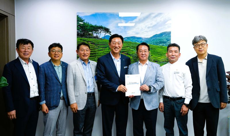 사진설명 = 김한종 장성군수(중앙)가 30일 문금주 국회의원을 만나 국고사업을 건의했다