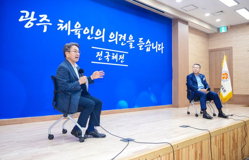 사진설명 = 강기정 광주광역시장이 지난 29일 오후 서구 염주체육관 내 올림픽기념 국민생활관에서 열린 제44회 월요대화 ‘광주 체육인과 대화’에 참석해 전국체전 관련 의견을 나누고 있다./광주광역시 제공