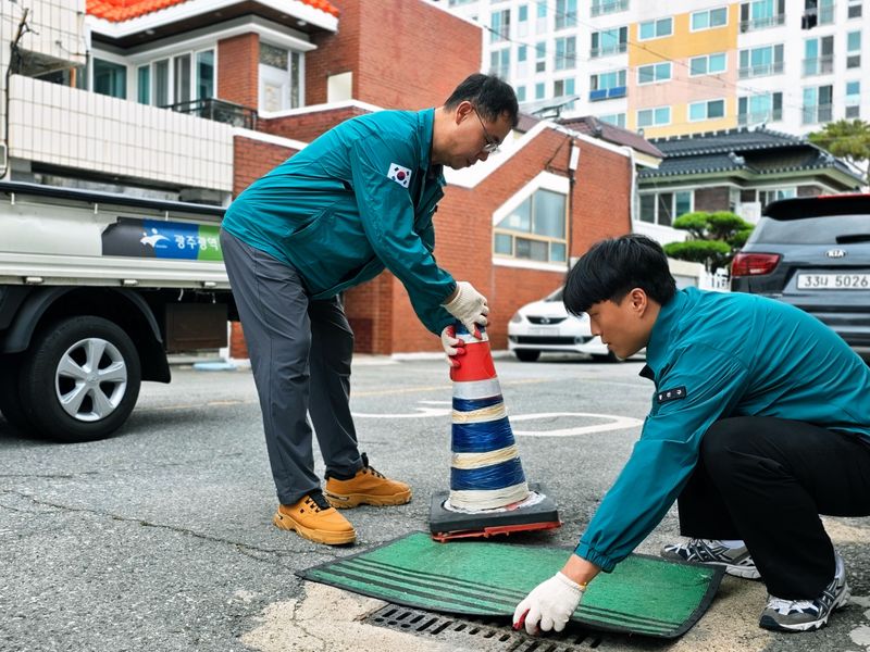 사진설명 = 광산구가 지난 6월 집중호우를 대비해 빗물받이를 정비했다.