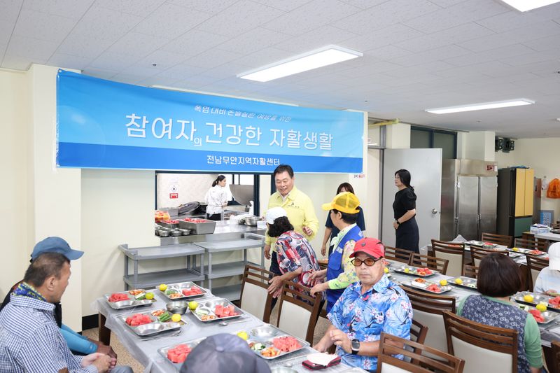 사진설명 = 건강식 나눔 행사를 방문한 김산 군수