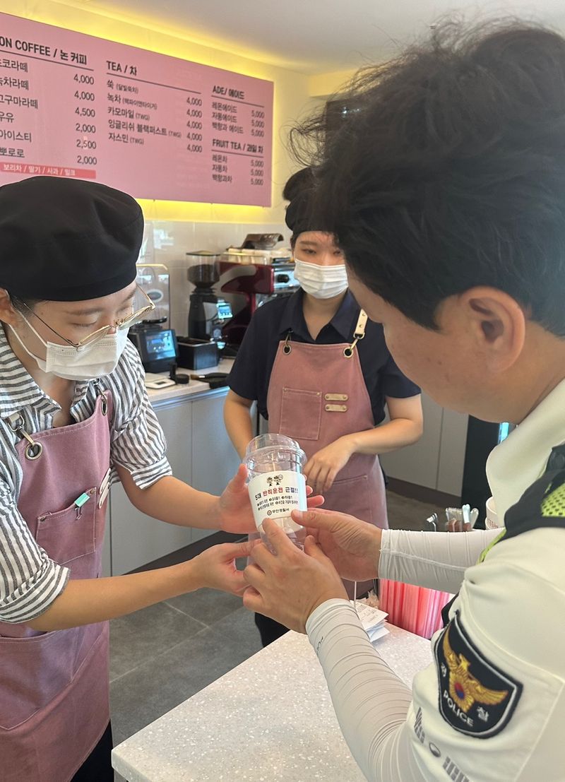 사진설명 = 무안경찰, 소상공인 대상 카페 전용‘교통질서 컵홀더’배부