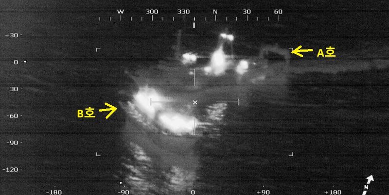 사진설명 = 서해해경청 소속 항공기에서 적외선 열상 카메라(FLIR)을 이용, 불법 공조조업 의심 선박인 트롤어선(A)과 채낚기어선(B)을 항공 채증하고 있다