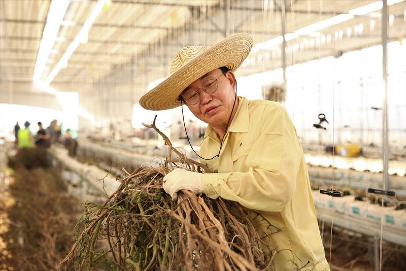 사진설명 = 윤병태 시장이 침수 피해를 입은 농가를 찾아 복구 작업에 열중하고 있다.