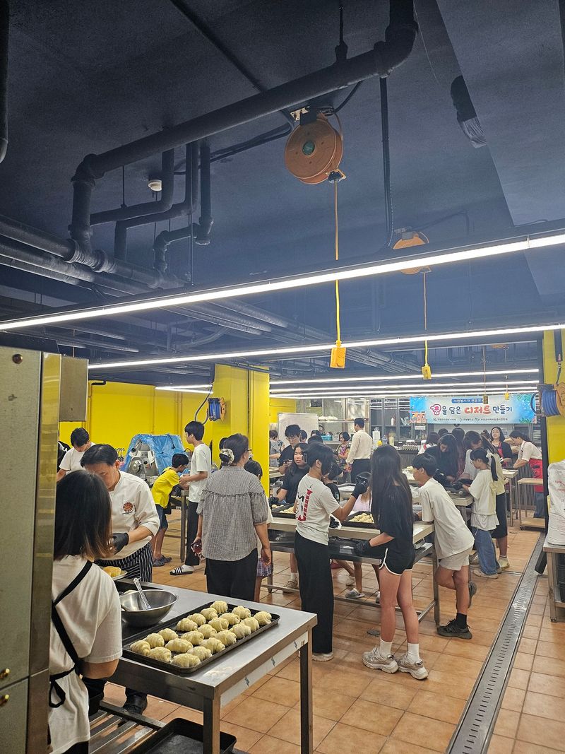 사진설명 = 꿈을 담은 디저트 만들기 포르그램에 참여한 자원봉사자들