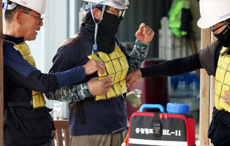 사진설명 = 현장 근로자 냉조끼 착용