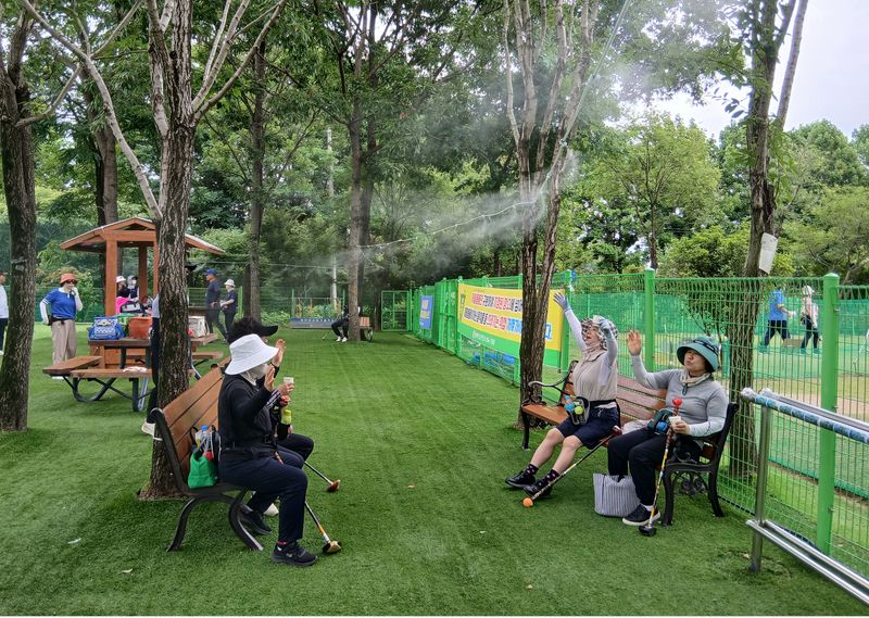 사진설명 = 첨단 대상파크골프장에서 쿨링포그를 맞고 있는 동호인들