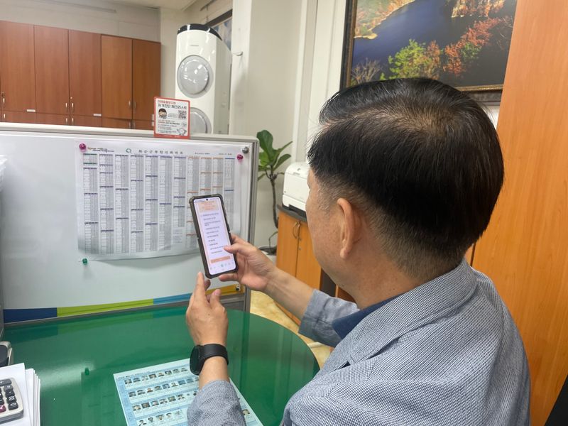 사진설명 = 화순군 공직자가 이해충돌 방지법 스티커 QR코드를 연동하여 자가진단 체크하는 장면