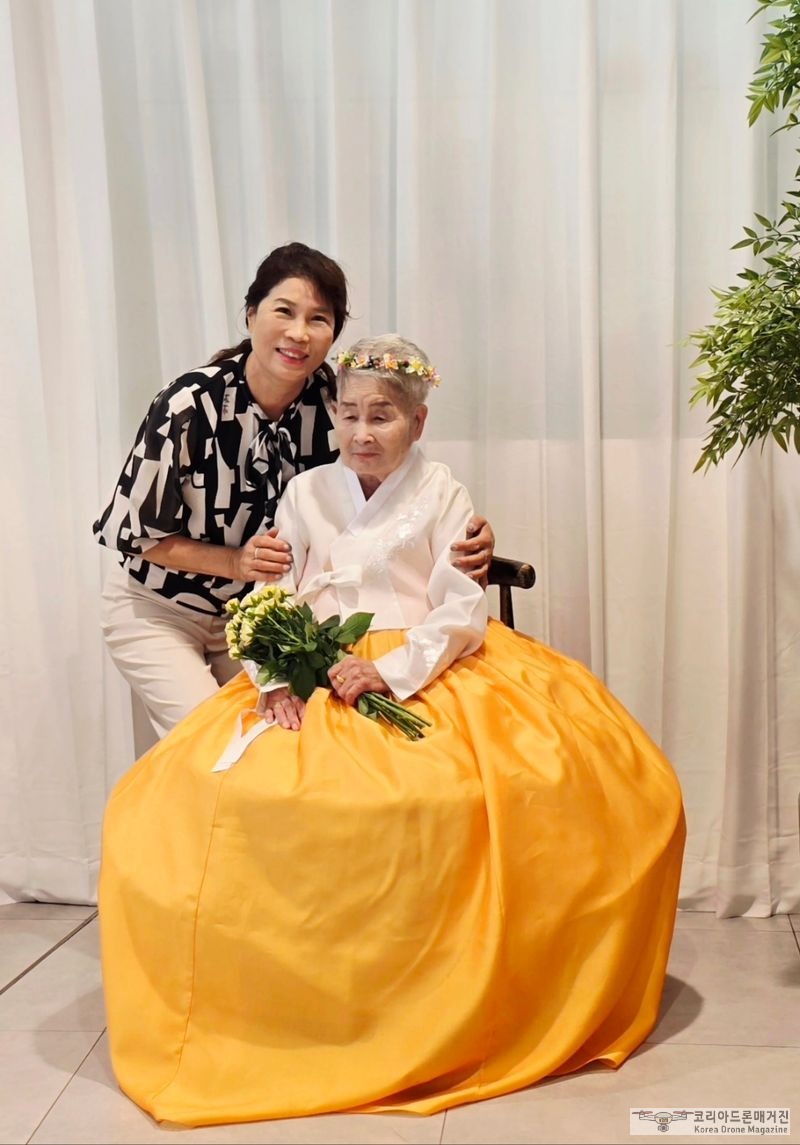 사진설명 = 정순남 빛과소금봉사단장이 이날 행사를 마치고 최고령 96세 임길순 어르신과 기념촬영을 하고 있다. / 사진촬영 = 이지은 기자