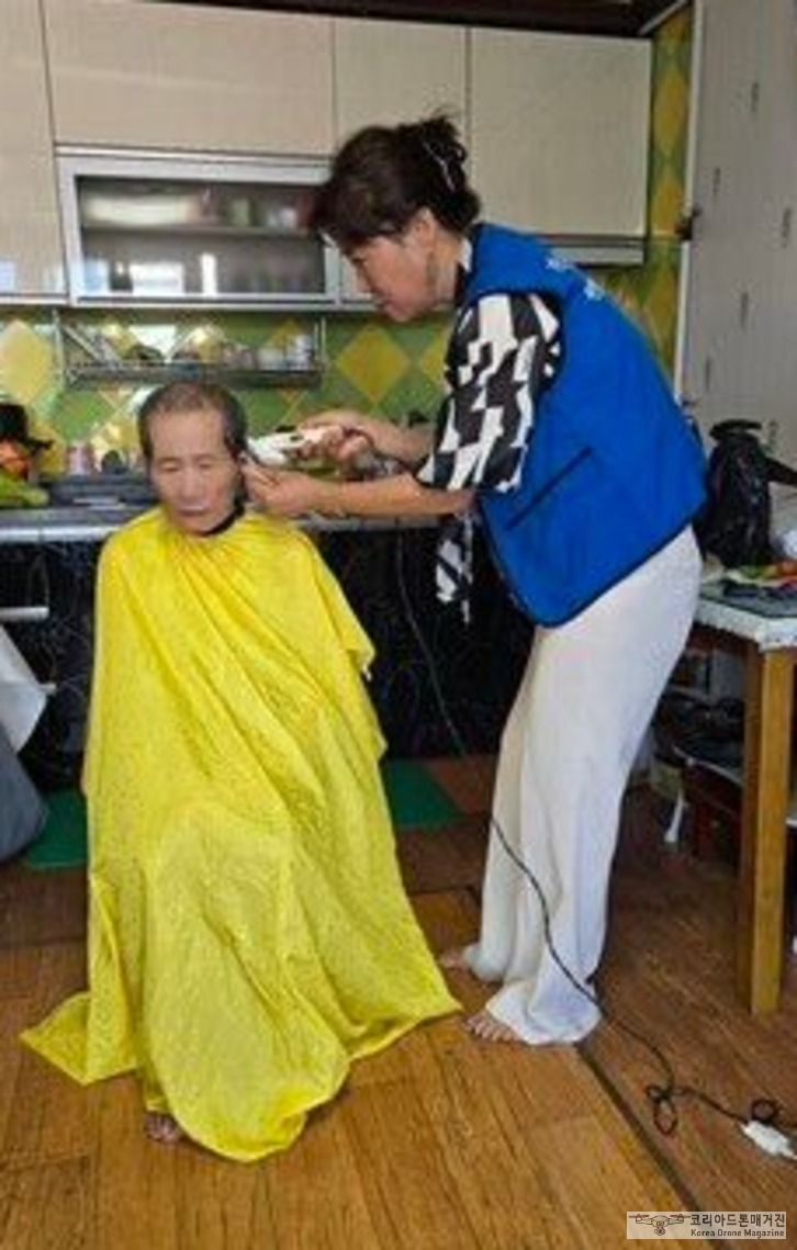 사진설명 = 정순남 빛과소금봉사단장(정플라워 대표)이 평소 지역 어르신댁을 방문하여 이미용 봉사를 하고 있는 모습이다. / 사진제공 = 빛과소금봉사단