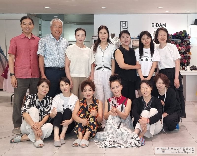 사진설명 = 31일 광주 북구 빛과 소금 봉사단은 지역 어르신들을 위한 장수사진 촬영 봉사활동을 펼쳤다. / 사진촬영 = 이지은 기자