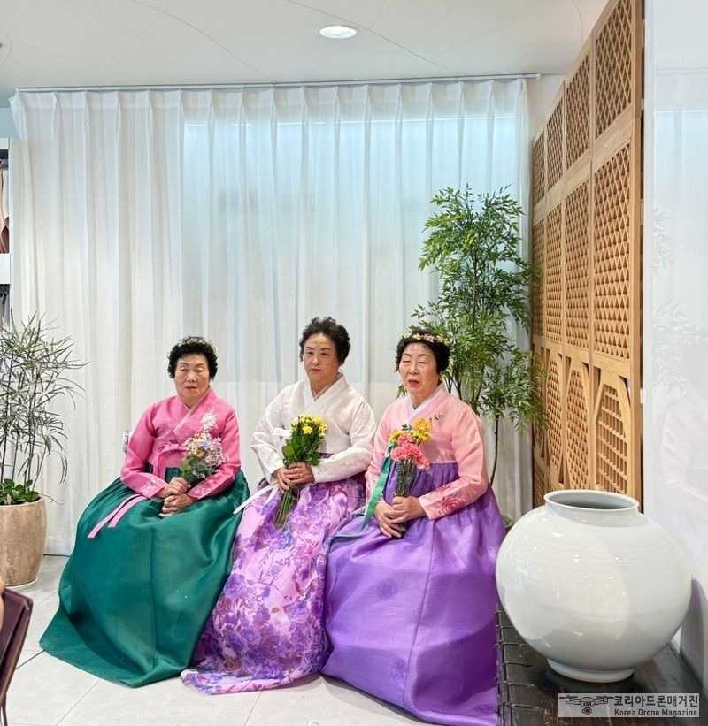 사진설명 = [웃음꽃 피는 사진관, 어르신 행복 장수사진] 촬영에 참여하신 어르신들이 화사한 한복을 입고 기념촬영을 하고 있다. / 사진촬영 = 이지은 기자