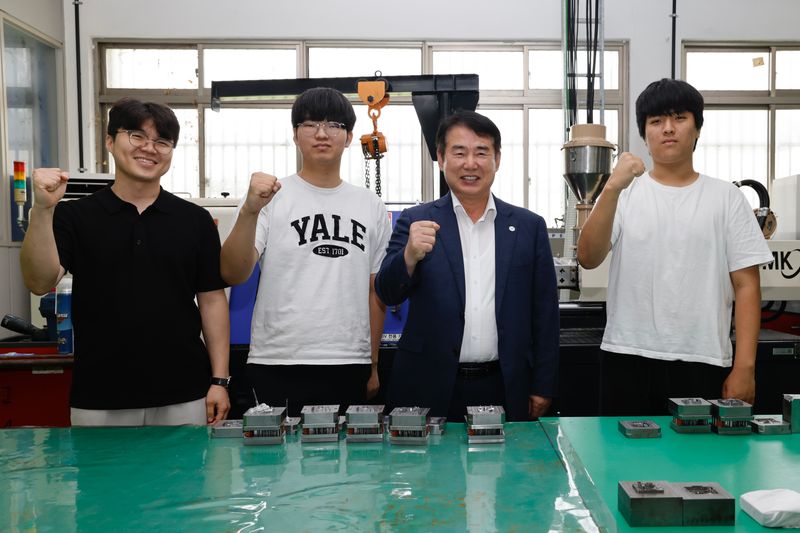 사진설명 = 이정선 광주시교육감(왼쪽 3번째)이 4일 광주공업고에서 전국 기능경기대회 금형 직종에 참여하는 학생 2명과 지도 교사를 격려한 후 함께 기념사진을 촬영하고 있다. / 광주시교육청제공