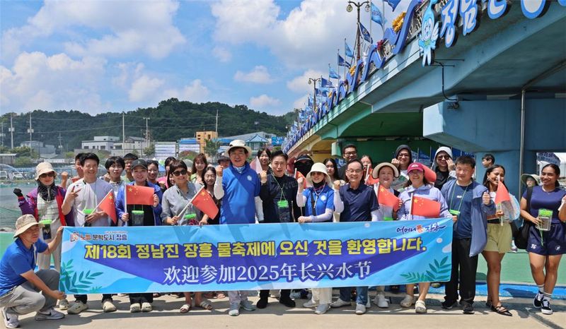 사진설명 = 지난 8월 2일 “제18회 정남진장흥 물축제”에 방문한 중국 유학생을 축제장에서 김 성 군수는 환영하였다