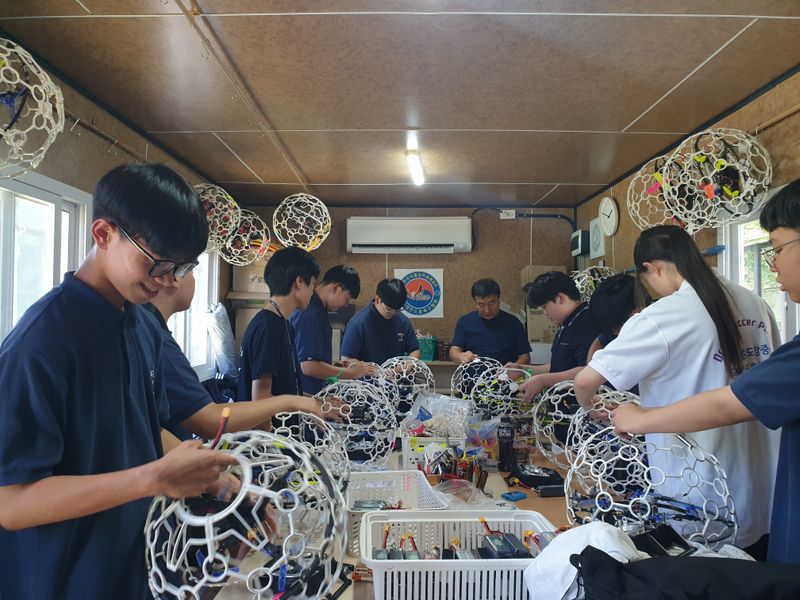사진설명 = 드론축구 활동 후 드론 정비 모습