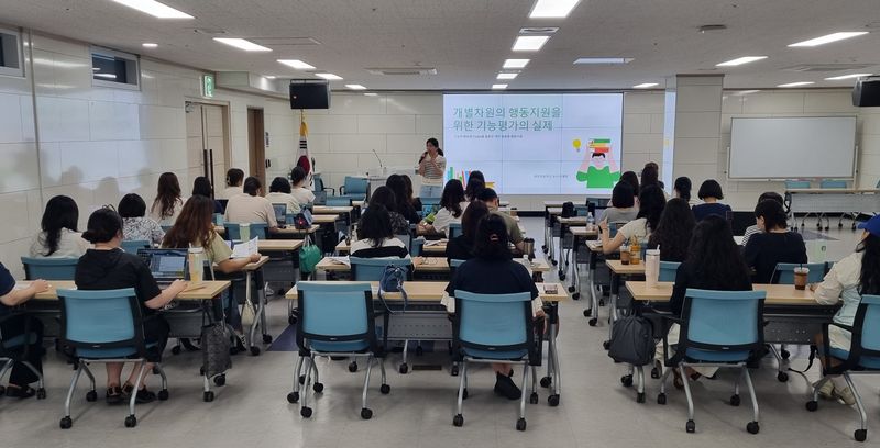 사진설명 = 순천만생태문화교육원에서 ‘특수교사 행동중재 직무연수 기초과정’이 진행되고 있다.