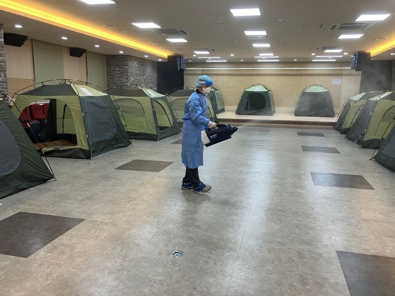 사진설명 = 무안군 임시주거시설 방역활동