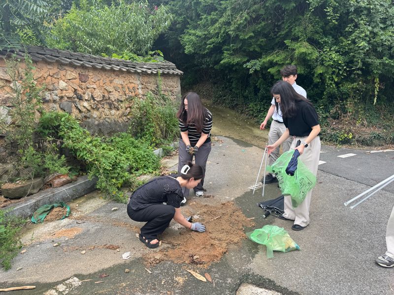 사진설명 = 6일 함평읍 일대 대민 지원_배수로 정비 및 청소 모습