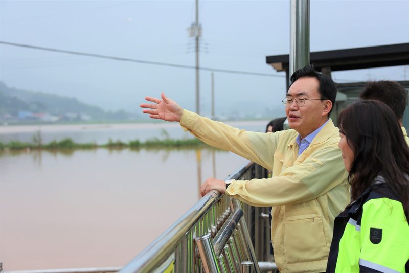 사진설명 = 윤병태 나주시장이 호우 피해 현장을 방문해 상황을 점검하고 있다.