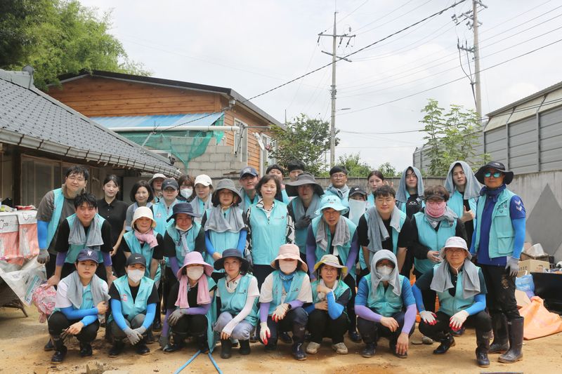 사진설명 = 국민건강보험공단 광주전라제주지역본부, 수해 피해 복구 위해 전남 무안군 찾아