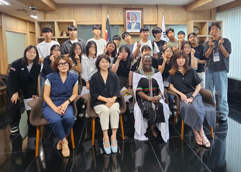 사진설명 = 주한케냐대사와 단체 사진을 찍고 있다.