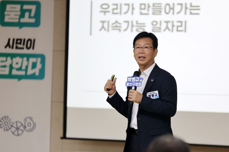 사진 설명=박병규 광산구청장이 지난 7월 11일 신창동에서 진행된 찾아가는 지속가능 일자리 대화마당에서 주민과 일자리를 주제로 소통하고 있다.