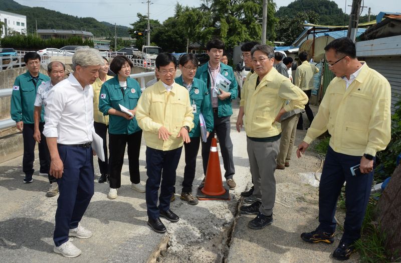 사진설명 = 박병규 광산구청장이 8일 오전 강기정 광주시장과 함께 특별재난지역으로 선포된 어룡동을 찾아 폭우 피해 현장을 살폈다.