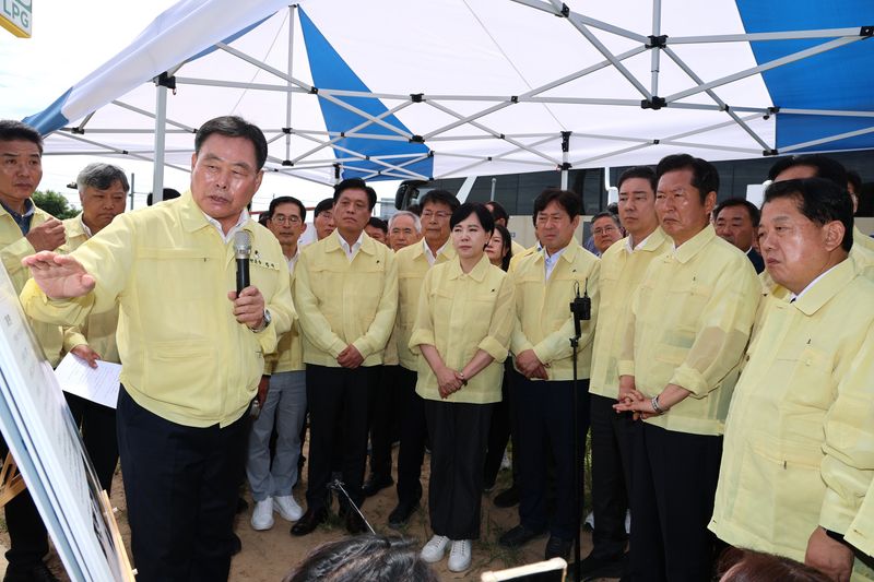 사진설명 = 무안읍 폭우 피해 현장을 방문한 더불어민주당 지도부에게 브리핑을 하고 있는 김산 군수