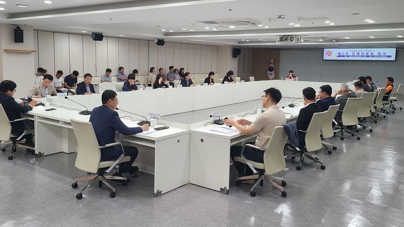 사진설명 = 고광완 광주시행정부시장이 8일 시청 중회의실에서 열린 금호타이어 화재 피해 대응을 위한 민·관합동특별팀(TF) 제5차 전체위원회 회의에 참석, 특별팀(TF)의 주요 추진성과를 공유하고 향후 대응방안을 모색했다./광주광역시 제공