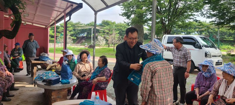 사진설명 = 석곡면 노인 일자리 현장에 찾아가 물수건을 건네는 모습