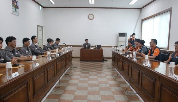사진 = 11일 정일택 금호타이어 대표이사와 박래필 금속노조 광주전남지부 수석부지부장을 비롯한 교섭위원들이 단체협상 상견례를 진행하고 있다.