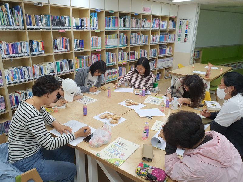 사진설명 = 도서관 동아리 활동 모습
