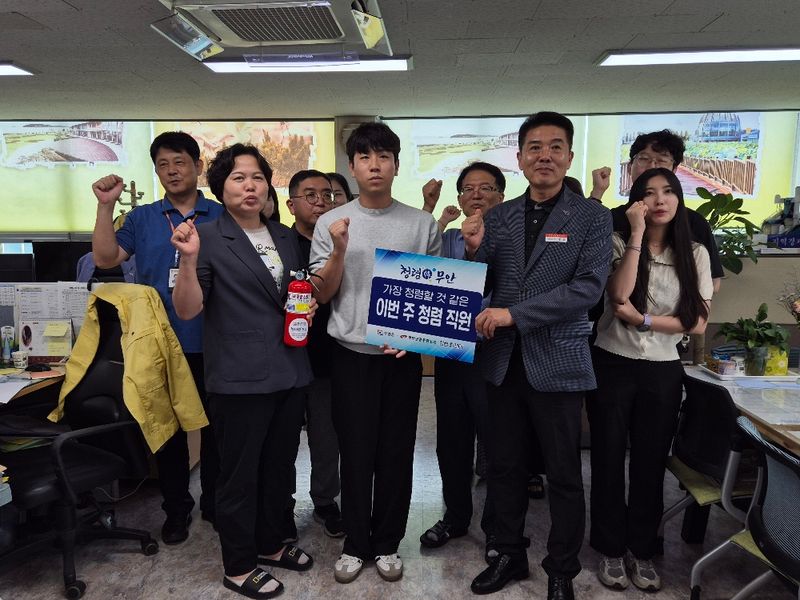 사진설명 = 새로 선정된 청렴 직원들의 모습