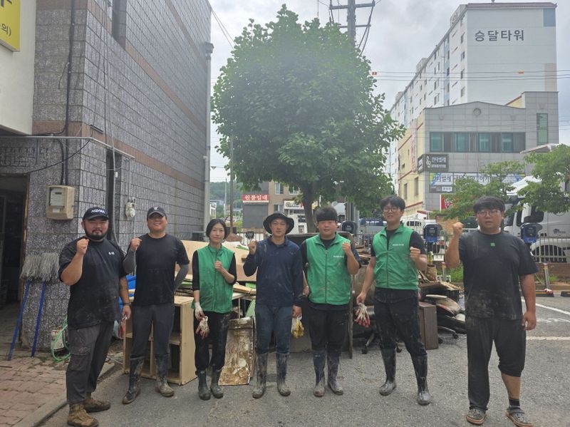 사진설명 = 복구 작업에 참여한 4-H연합회 회원들의 모습